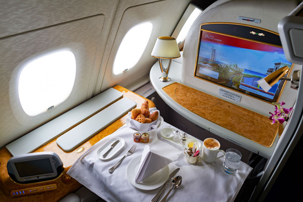 executive-travel-assistant-in-the-air-meals-snacks-and-drinks
